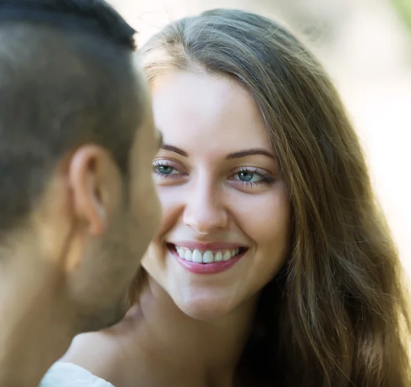 Šťastný pár v lásce s datum — Stock fotografie