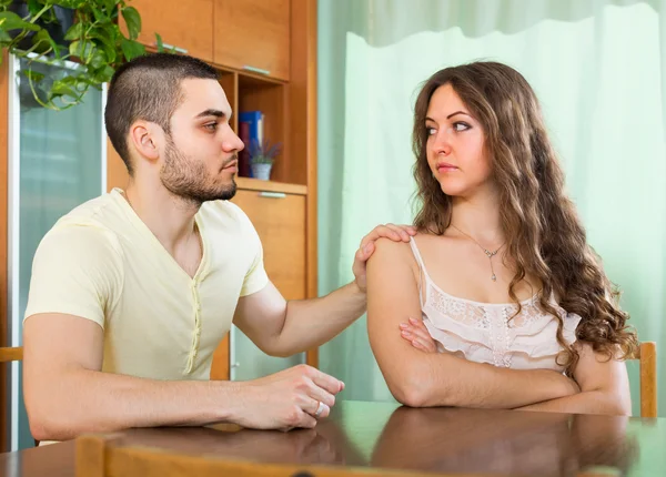 L'homme essaie de se réconcilier avec la femme — Photo