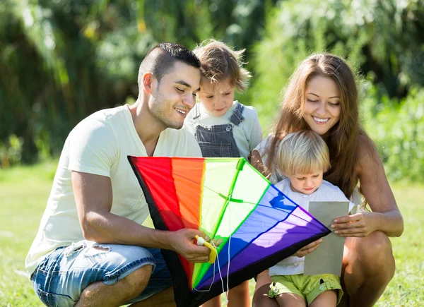 Girls and parents playing with kite — Stock Photo, Image