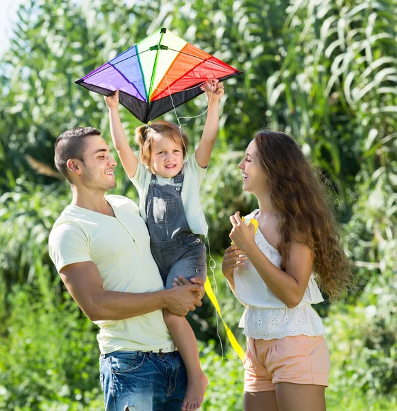 Oyuncak uçurtma Park ile aile — Stok fotoğraf