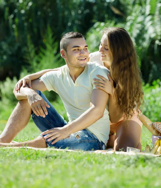 Verliefde paar met picknick — Stockfoto