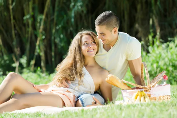 Feliz casal romântico sentado no piquenique — Fotografia de Stock