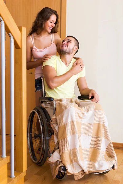 Travailleur a amené une personne en fauteuil roulant — Photo