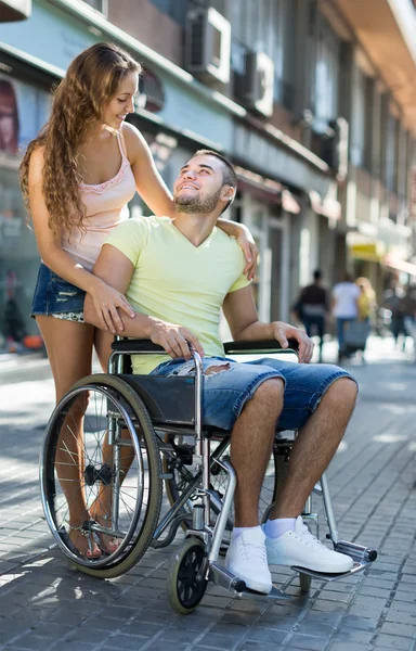 Sozialarbeiterin geht mit Invaliden spazieren — Stockfoto