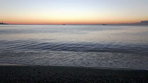 Mar Mediterráneo y playa de arena — Vídeos de Stock