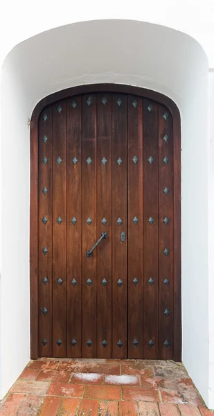 Wooden  door in  arch — Stock Photo, Image