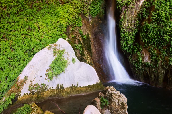 Waterval in natuurlijke grot — Stockfoto