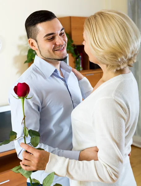 Mujer y joven novio bailando — Foto de Stock