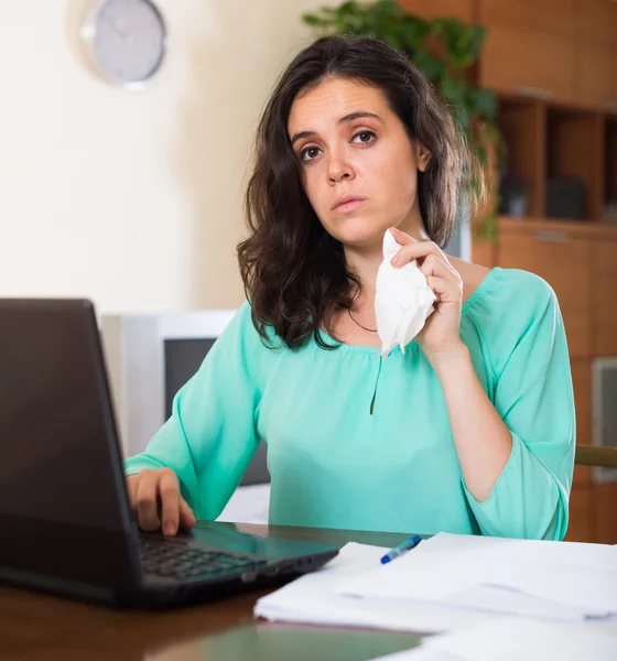 Sorgliga kvinna med dokument och laptop — Stockfoto