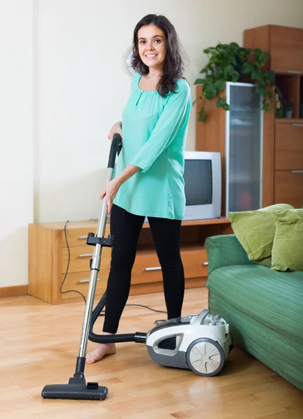 Brünette frau reinigung wohnzimmer — Stockfoto