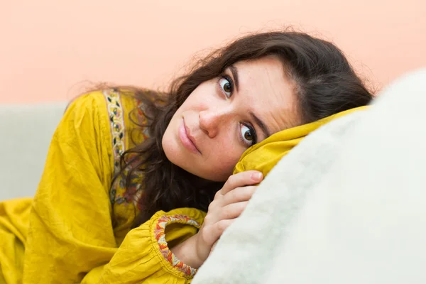 Einsame Frau sitzt auf Couch — Stockfoto