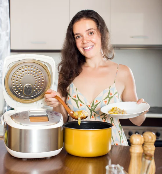 Mulher que cozinha sopa com fogão — Fotografia de Stock