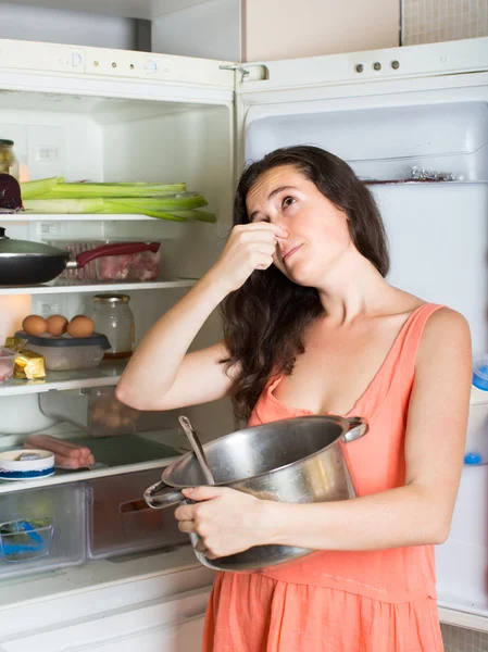 Mujer sosteniendo su nariz — Foto de Stock