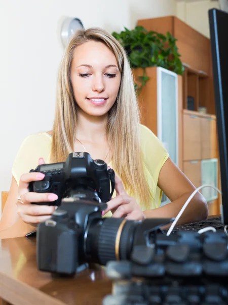 Kvinnlig fotograf framför laptop — Stockfoto