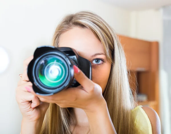 Camerawoman med bilder inomhus — Stockfoto