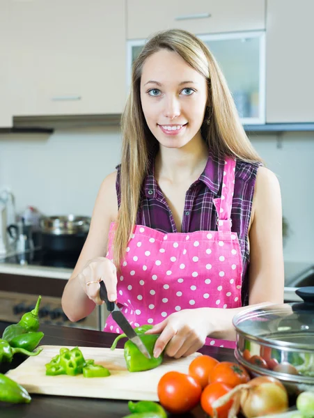 Donna cucina con verdure — Foto Stock