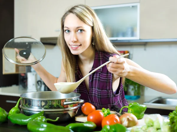 Donna che cucina zuppa vegetariana — Foto Stock