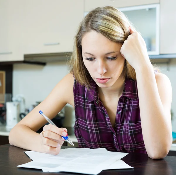 Frau füllt Finanzunterlagen aus — Stockfoto