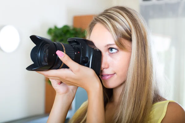 Uśmiechnięta dziewczyna pracuje z aparat fotograficzny — Zdjęcie stockowe