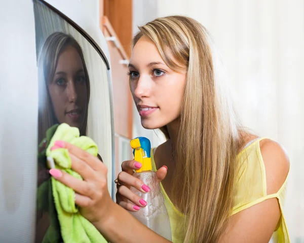 Sarışın kadın evde TV Temizleme — Stok fotoğraf