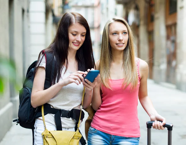 Dos chicas felices con bolsas — Foto de Stock