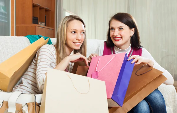 Mujeres felices juntas buscando compras —  Fotos de Stock