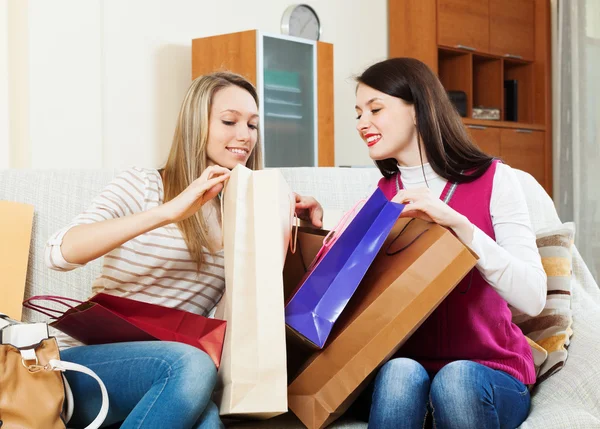 Mädchen suchen gemeinsam Einkäufe — Stockfoto