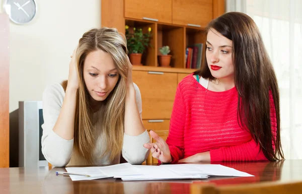 Traurige Frauen suchen Finanzunterlagen — Stockfoto