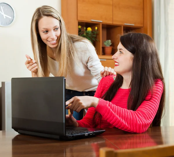 Undra kvinnor som söker till laptop — Stockfoto