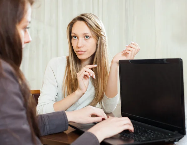 Mujer joven hablando con empleado — Foto de Stock