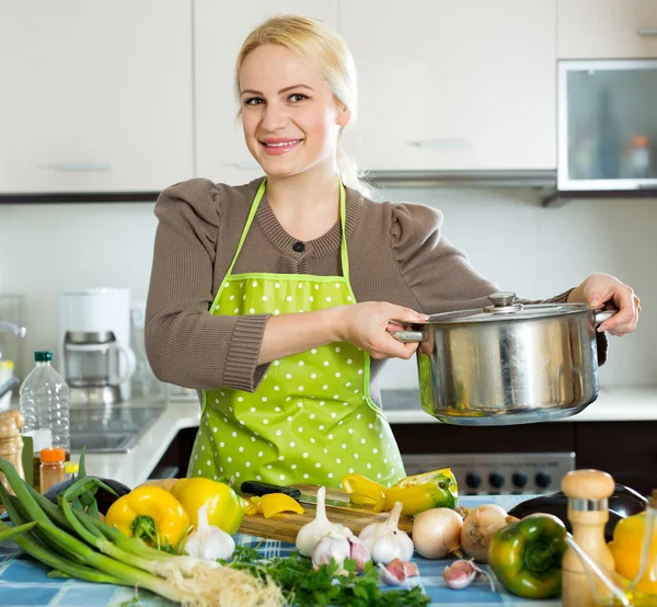 Mujer en delantal en la cocina —  Fotos de Stock