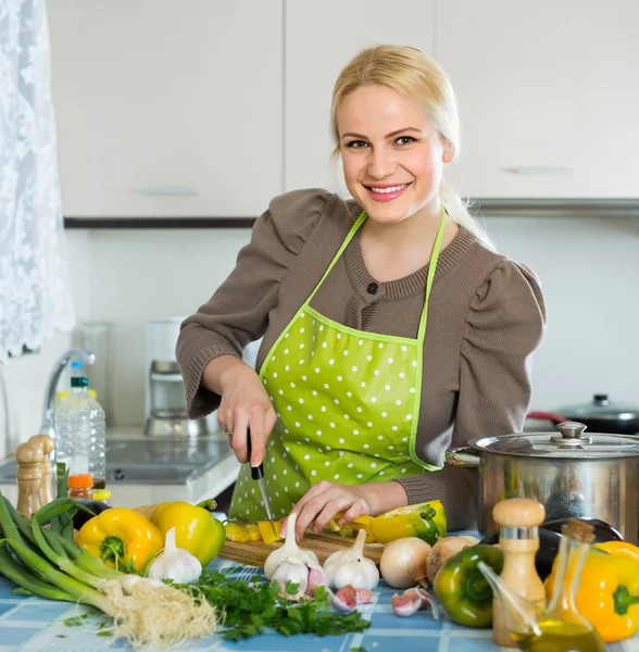 Žena v zástěře v domácí kuchyni — Stock fotografie