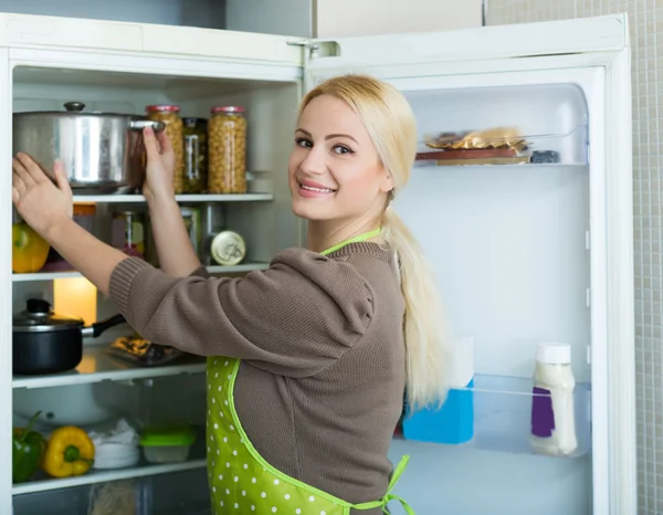 Жінка шукає щось в холодильнику — стокове фото