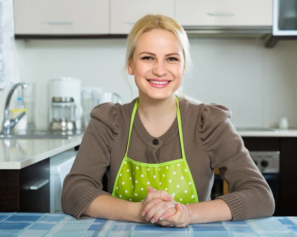 Jovem mulher sorridente na cozinha — Fotografia de Stock