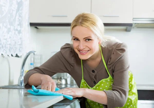 Jonge huisvrouw schoonmaken — Stockfoto