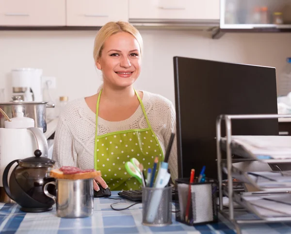 Freelancer with PC, tea and sandwich — Stock Photo, Image