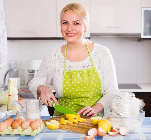Kvinna att göra äppelpaj — Stockfoto