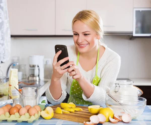 Donna che fa selfie in cucina — Foto Stock