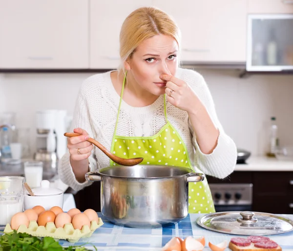 Dona de casa e comida estragada — Fotografia de Stock