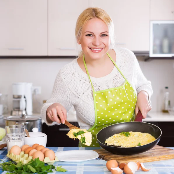 Happy girl with cooked omelet — Stock Photo, Image