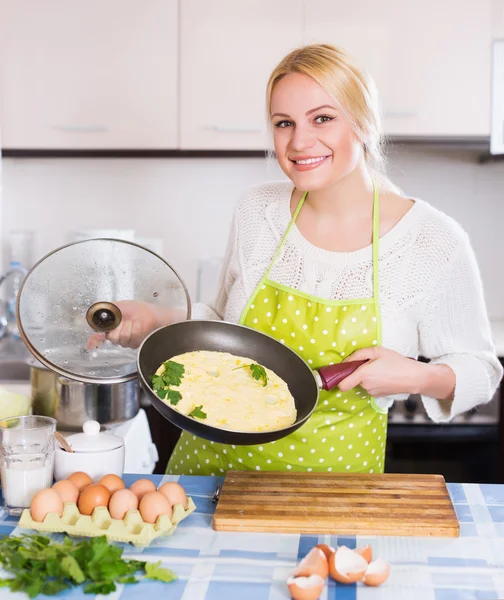 Menina positiva com omelete cozido — Fotografia de Stock