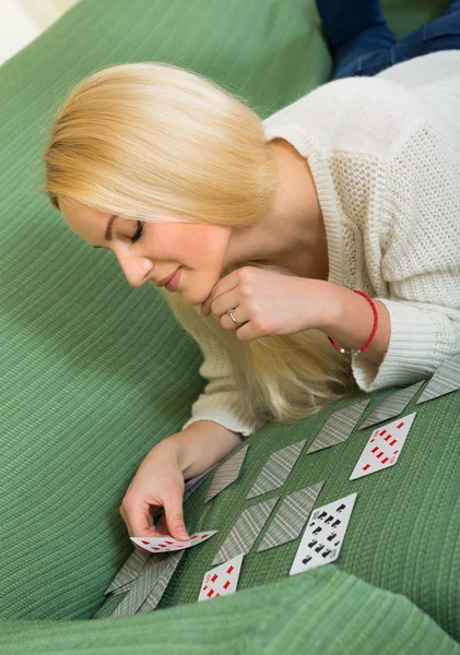 Vrouw met kaarten in interieur — Stockfoto