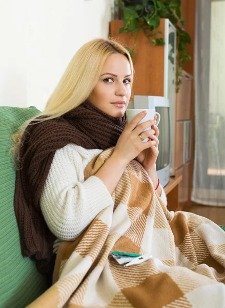 Žena, rozpouštění lékařství ve skle — Stock fotografie