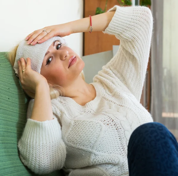 Mujer enferma con migraña enorme —  Fotos de Stock