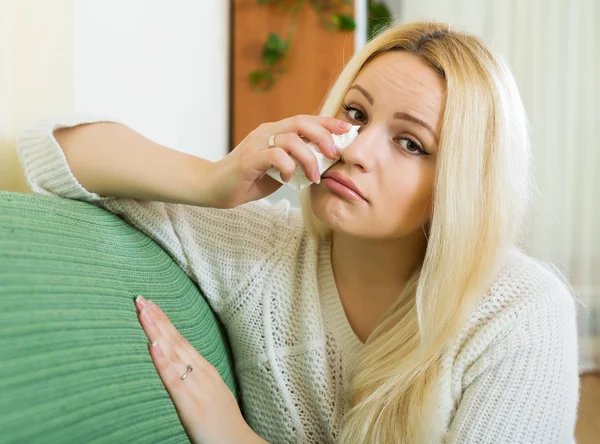 Depressieve vrouw zitten in stilte — Stockfoto