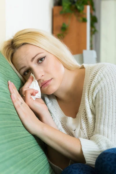 Overstuur jonge vrouw — Stockfoto