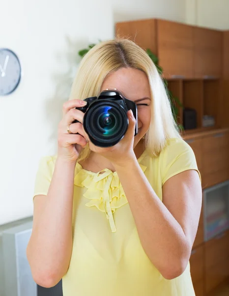 Glückliches Mädchen mit professioneller Fotokamera — Stockfoto