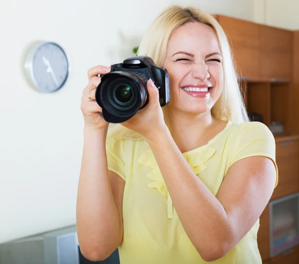 Menina sorridente com fotocâmera profissional — Fotografia de Stock