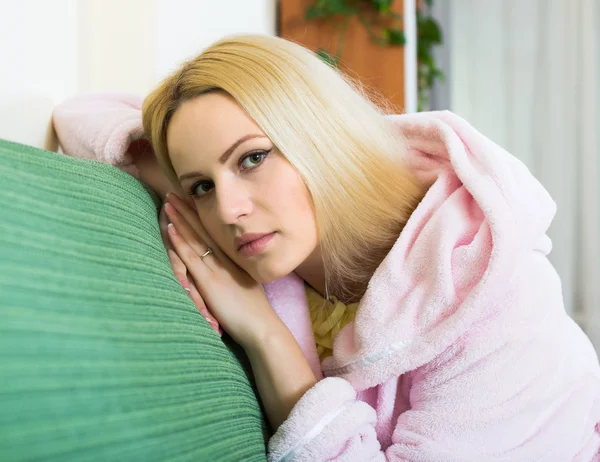 Deprimerad tjej sitter i tystnad — Stockfoto