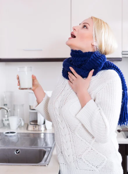 Mujer de pie con solución de gárgaras — Foto de Stock